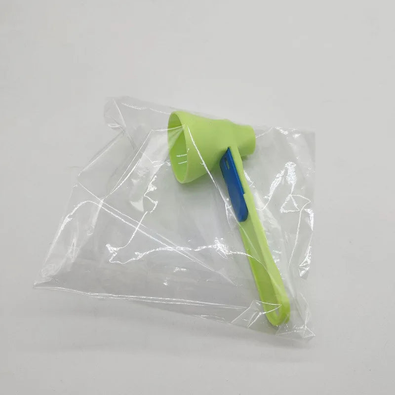 Measuring scoop with a built-in funnel