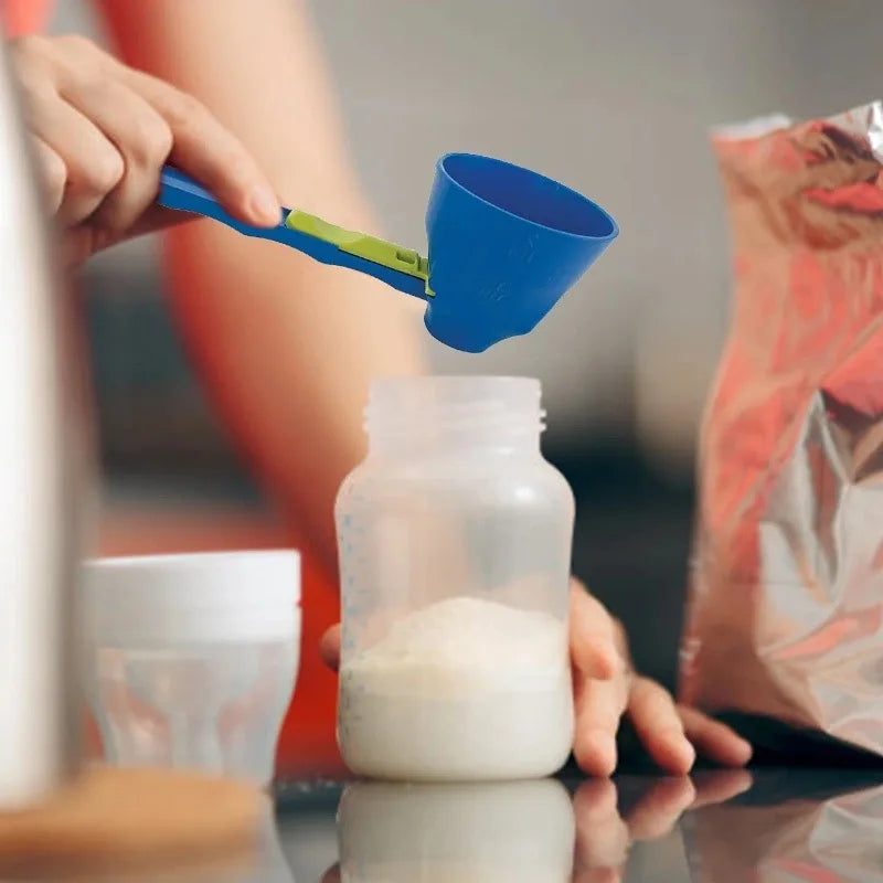 Measuring scoop with a built-in funnel
