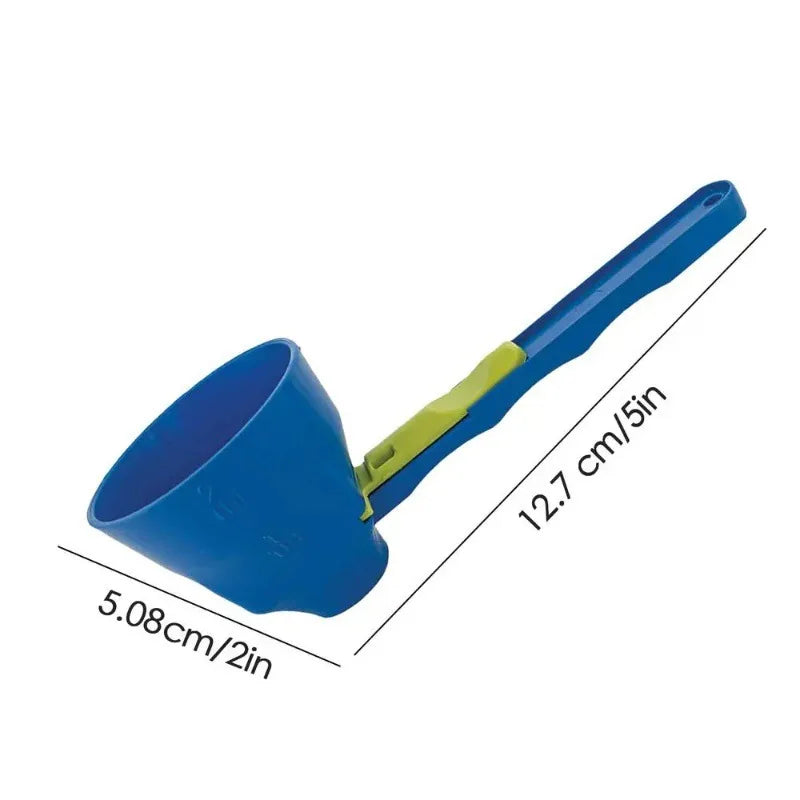 Measuring scoop with a built-in funnel